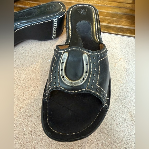 Cowgirl Cute Leather Platform Sandals by Ariat Metal Horseshoe & Lucky Clover - Picture 4 of 10